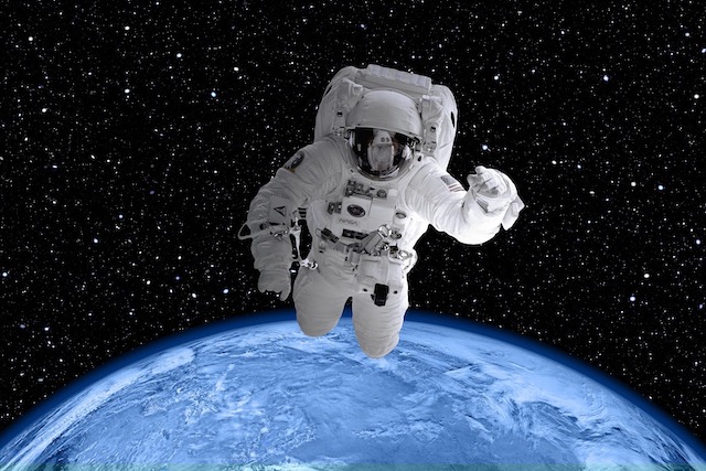 もし宇宙服を着ないで宇宙に放り出されたら？：NASAの超現実的な予測