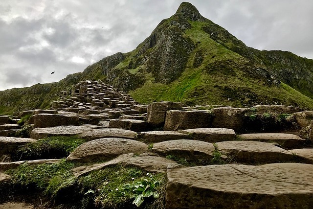 六角形の岩の柱が４万本！北アイルランドの「巨人の石道」