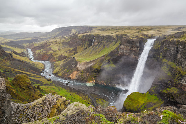 アイスランド中央高地に刻まれた大渓谷。フォスアゥ川とハゥイフォスの滝