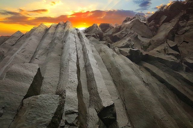 アイスランド南海岸の玄武岩柱状節理。氷河の下に活動的な火山がある