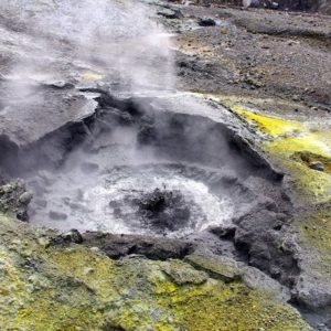 沸き立つ泥と硫黄の島。ニュージーランド北東部・ホワイト島火山