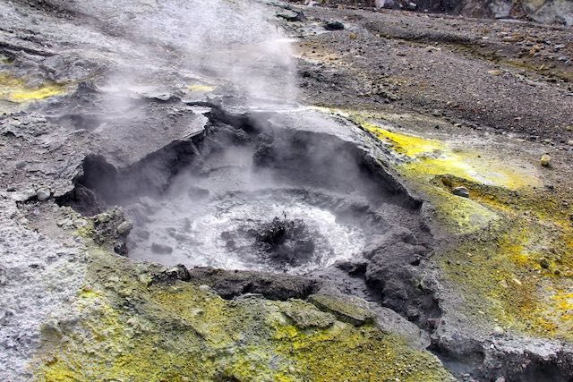 沸き立つ泥と硫黄の島。ニュージーランド北東部・ホワイト島火山
