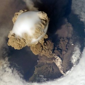 古代都市ポンペイを灰に埋めた歴史的噴火。イタリア・ベスビオ火山