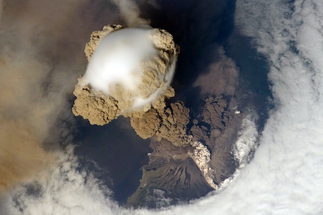 宇宙ステーションから撮影した2009年サリチェフ火山噴火（千島列島）