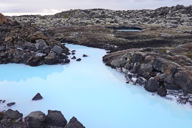 アイスランドの温泉湖ブルーラグーン。青色の秘密はシリカの微粒子だった