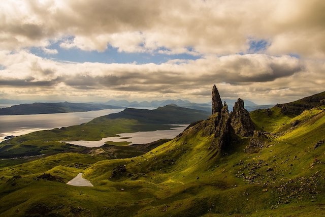 そびえる溶岩の尖塔と地すべり地形。スコットランド王国スカイ島