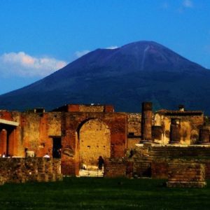 古代都市ポンペイを灰に埋めた歴史的噴火。イタリア・ベスビオ火山