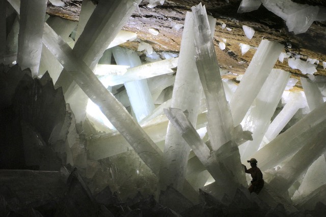 長さ10mの巨大結晶が林立。メキシコ・ナイカ鉱山のクリスタルの洞窟