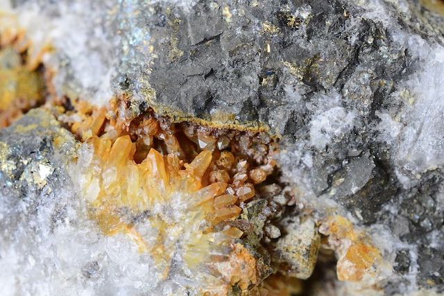 【生命の起源】鉱物の存在が生命誕生を可能にした。5つの重要な役割