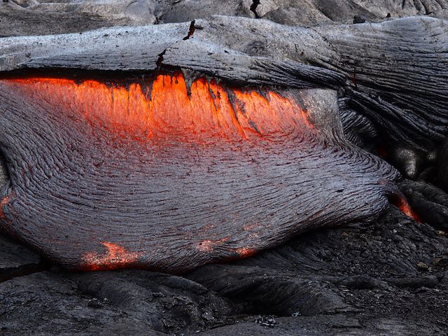固化しながら縄状構造を形作るパホイホイ溶岩（ハワイ・キラウエア火山）