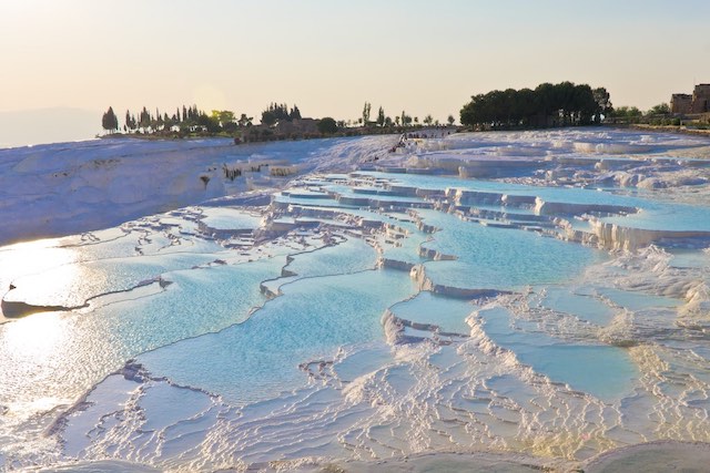 純白の石灰華と青く澄んだ温泉水。トルコ共和国パムッカレの丘