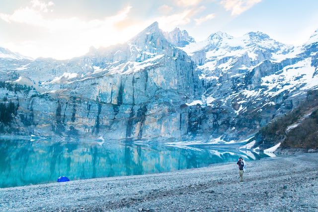 アルプスの高山に囲まれた神秘的な湖。スイスの氷河地形・エッシネン湖