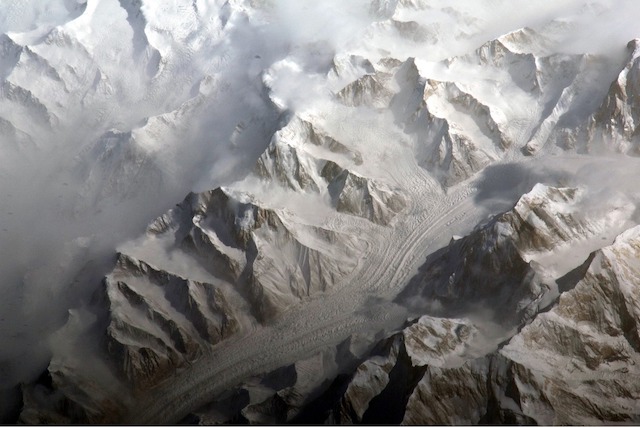 砂に埋もれた平原が大山脈に。中央アジアの天山山脈（中国〜キルギス）