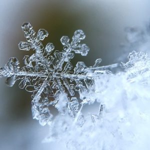 雪の結晶はなぜ六角形？水分子が作る鉱物の構造