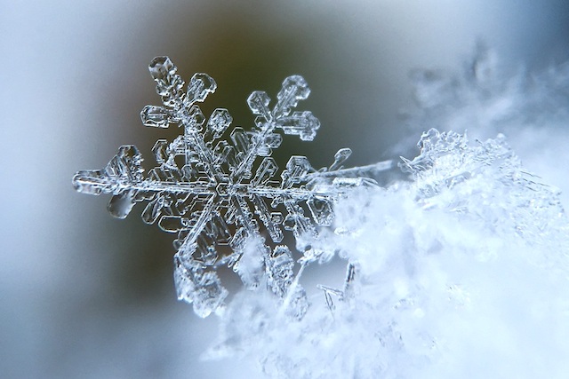 雪の結晶はなぜ六角形？水分子が作る鉱物の構造