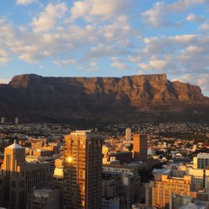 ジュラ山脈の石灰岩にできた氷河地形。スイス西部クリュ・デュ・ヴァン