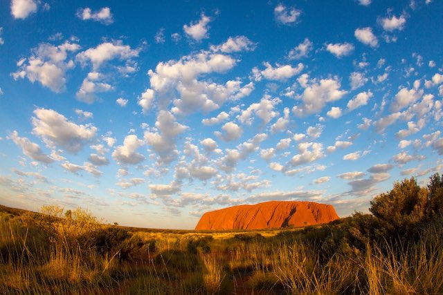 世界で2番目に大きい一枚岩。オーストラリア中央部ウルル