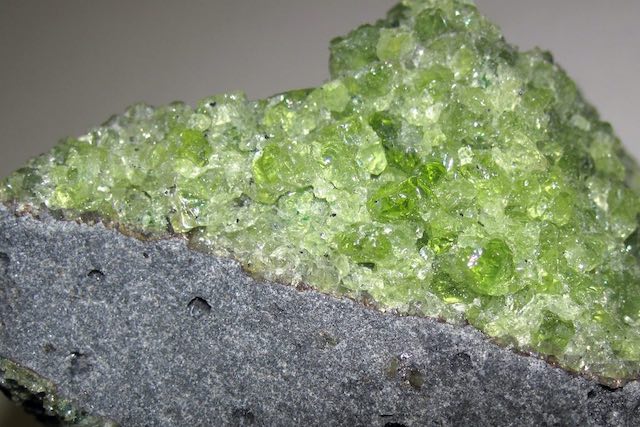 緑色の宝石が散らばる溶岩の丘。北アメリカ大陸・ペリドットメサ
