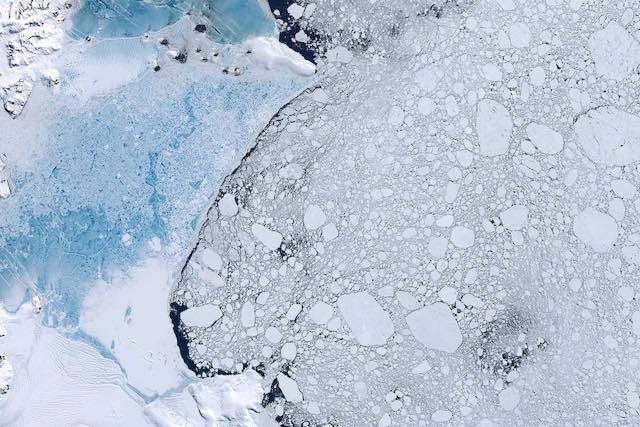 海に押し出された巨大氷河の崩壊。南極大陸の棚氷