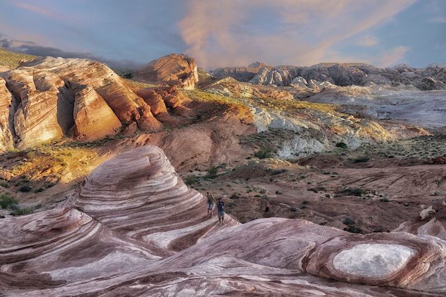渦巻く炎の岩と虹色の岩。ネバダ州・バレーオブファイヤー州立公園