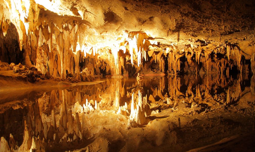 ルーレイ洞窟の地底湖に映る鍾乳石
