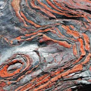 鉄と碧玉でできた21億年前の縞模様。ミシガン州の縞状鉄鉱層