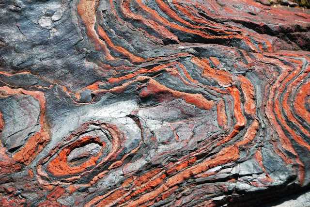 鉄と碧玉でできた21億年前の縞模様。ミシガン州の縞状鉄鉱層