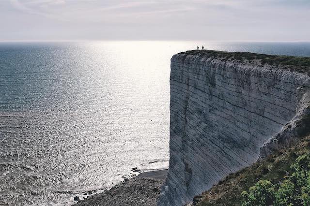 白いチョークでできた断崖絶壁の岬。イングランド南東部ビーチーヘッド