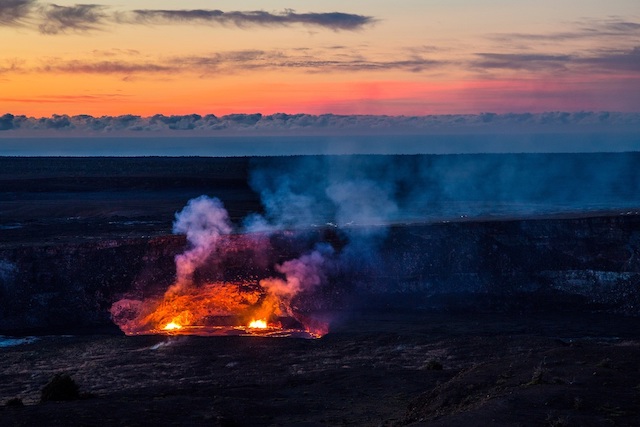 消失したハレマウマウ火口の溶岩湖。ハワイ島キラウエア火山