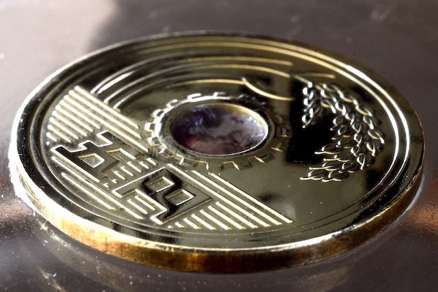 圧倒的鏡面。コイン磨きの実験：半世紀前の硬貨もピカピカに