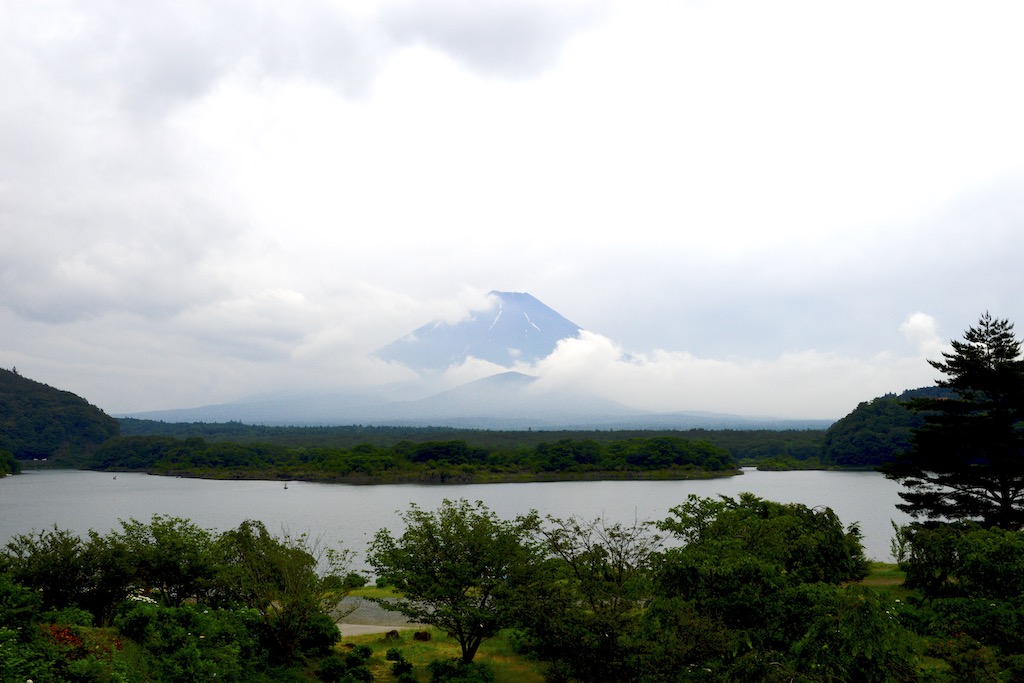 精進湖の北側から眺めた富士山。富士山から流れ込んだ溶岩流が精進湖を埋めている。