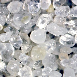 ガラスの主原料は珪砂という透明な砂。岩石の風化が生んだ鉱物資源