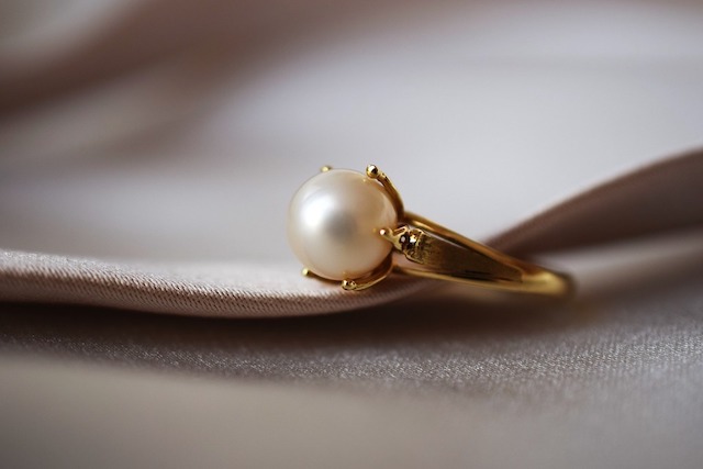 真珠は極薄サイズの鉱物片が積み重なった宝石。その薄さ、光の波長並み