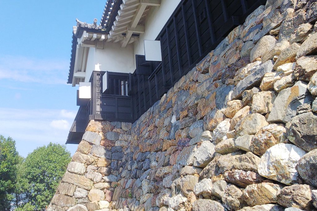チャートでできた犬山城の石垣