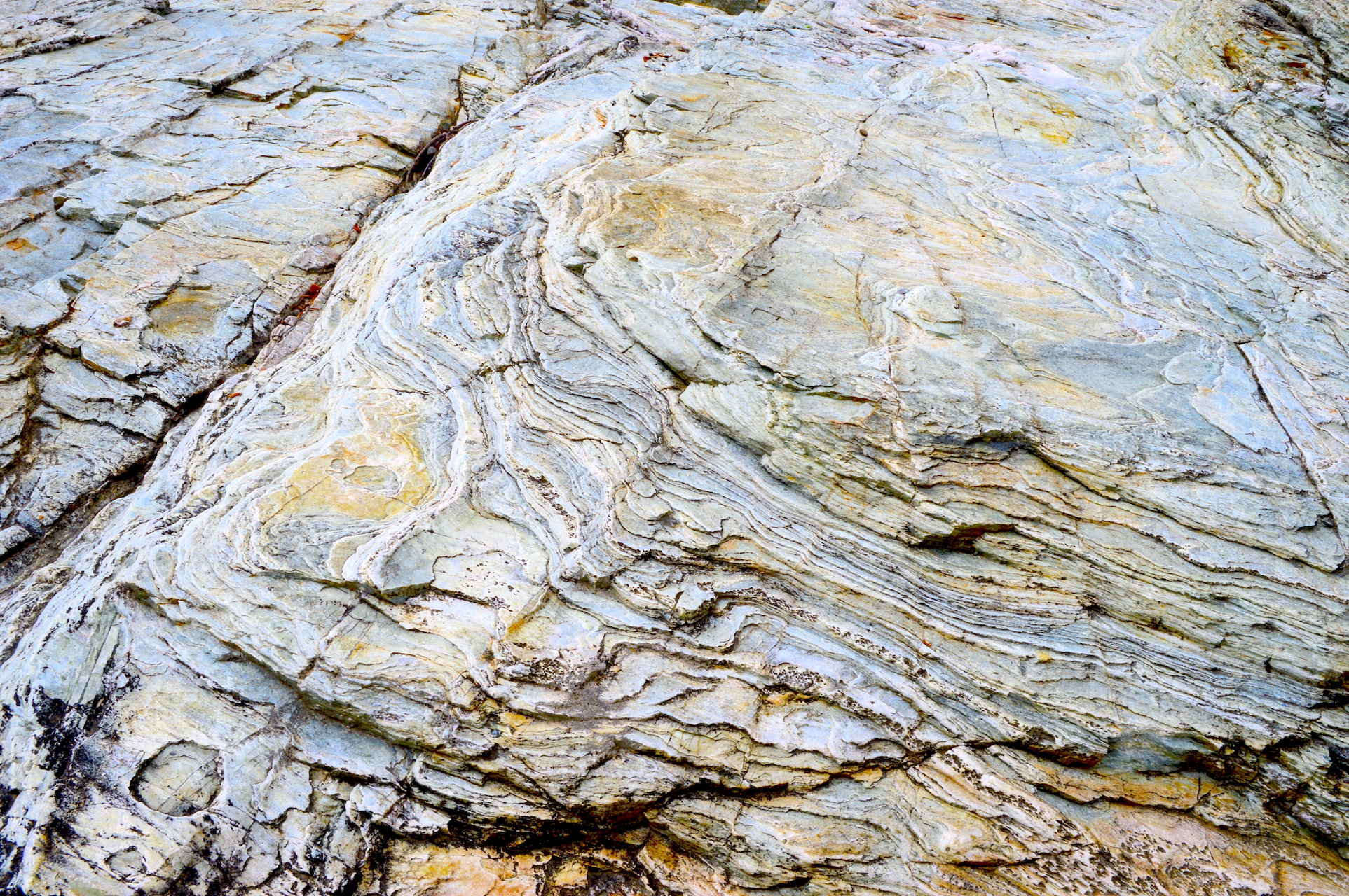 都幾川の結晶片岩 Crystalline Schist, Tokigawa River（埼玉県ときがわ町／2020年撮影）