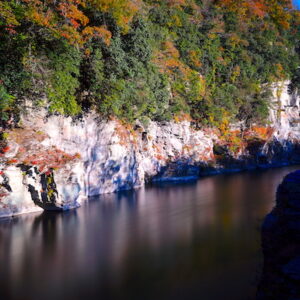 流れるようならせん形の縞模様。アリゾナ州のアンテロープキャニオン