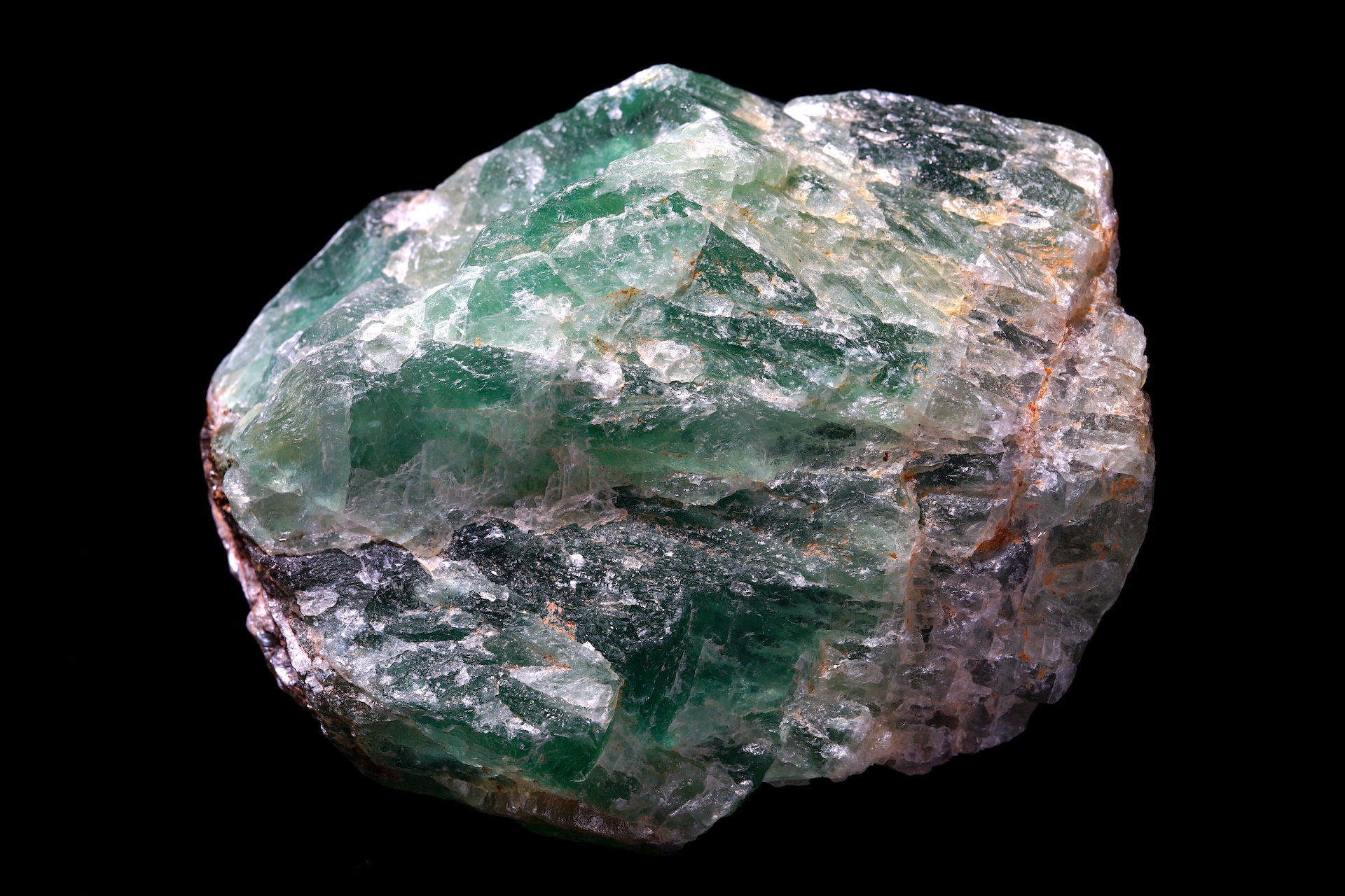 蛍石 Fluorite（産地：中国 China／2021年撮影／標本の幅：約8cm）