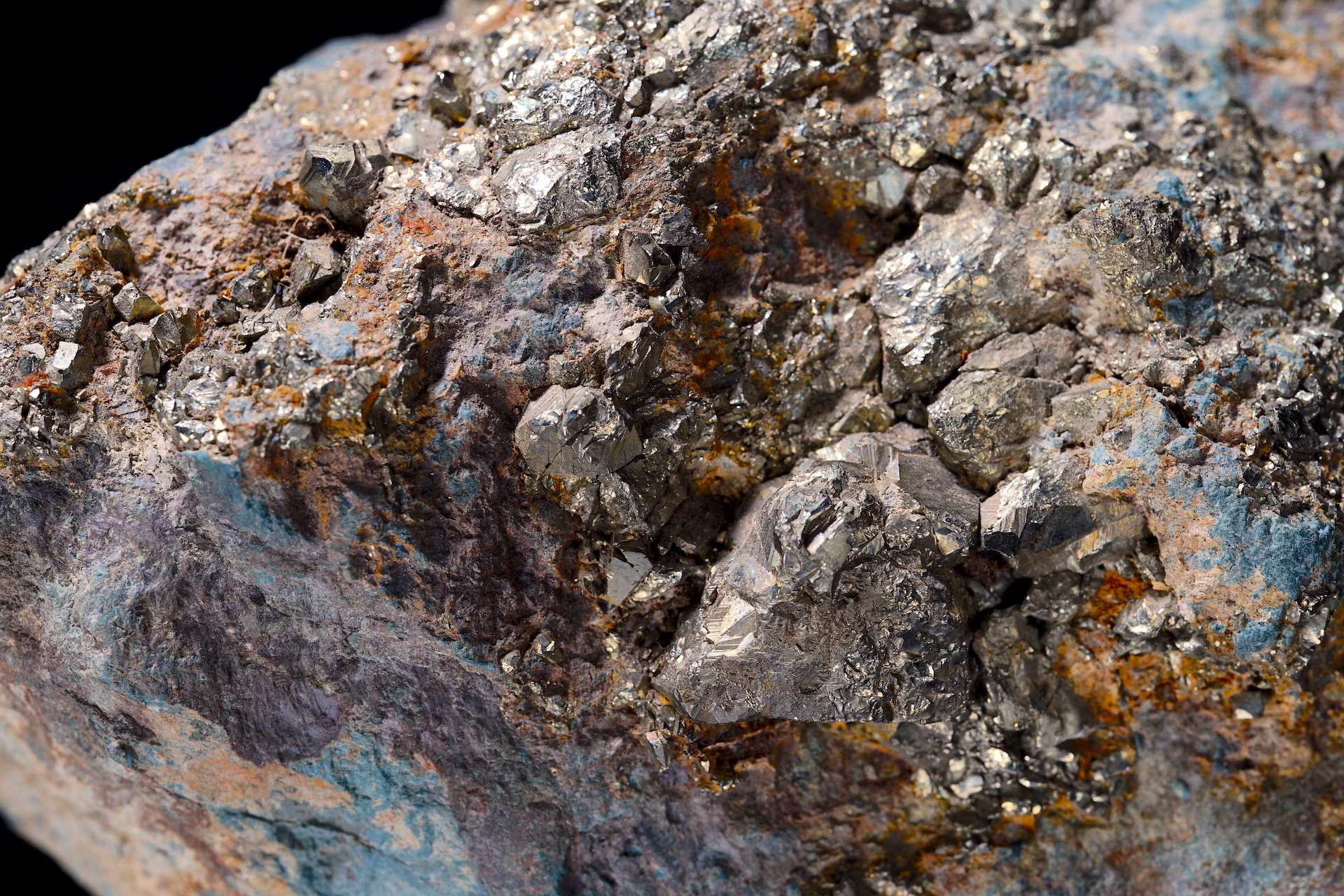 黄鉄鉱 Pyrite（産地：長野県 Nagano Pref.／2021年撮影／撮影範囲：左右6.8cm）