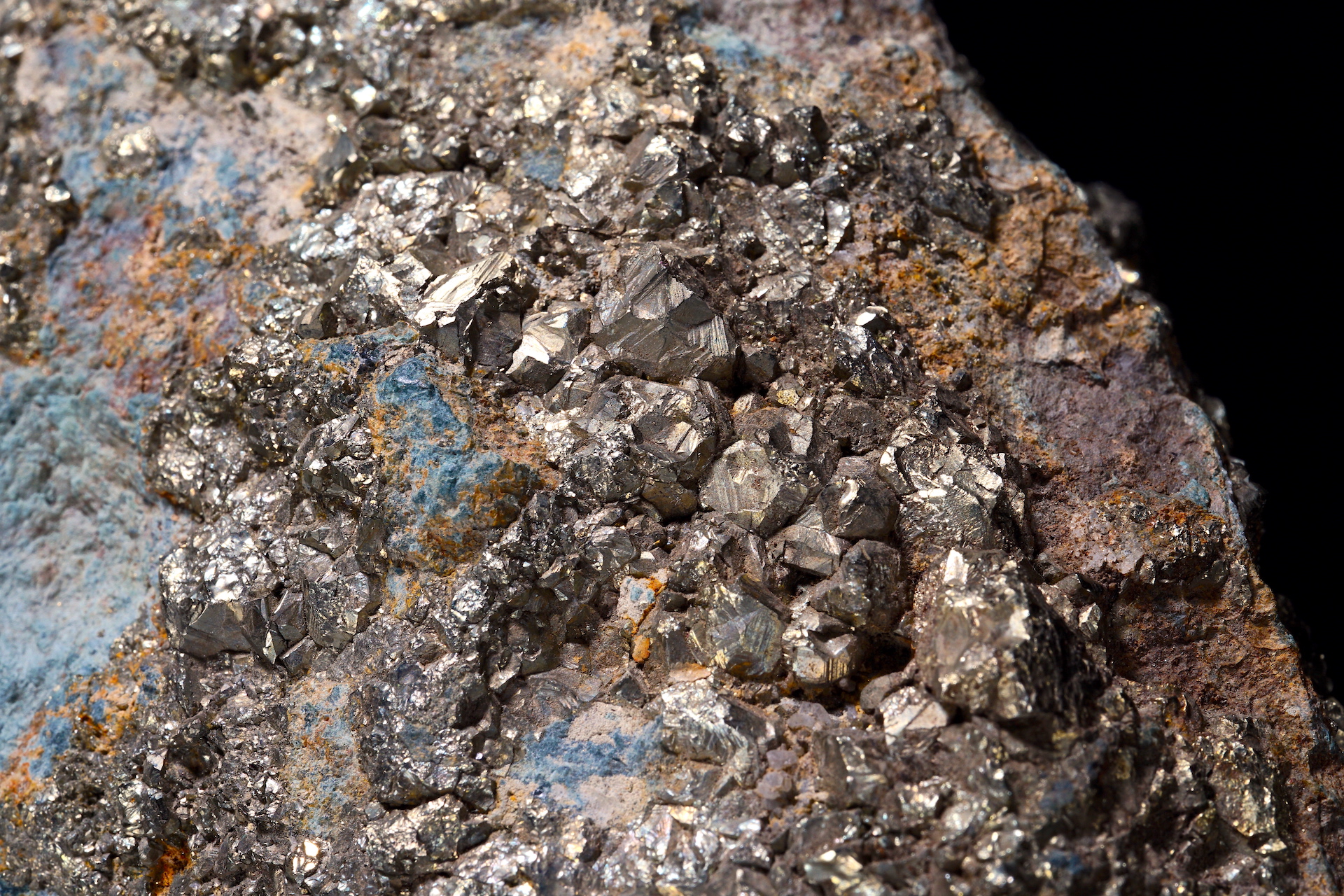 黄鉄鉱 Pyrite（産地：長野県 Nagano Pref.／2021年撮影／撮影範囲：左右6.7cm）