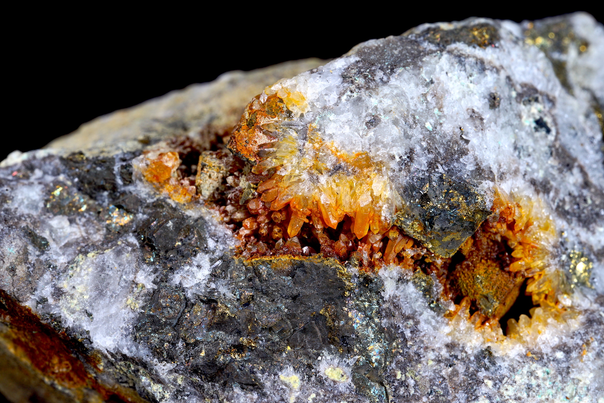 熱水鉱脈中に生成した水晶 Quartz in vein, Ashio Copper Mine, Tochigi Pref.（栃木県日光市足尾町／2021年撮影／撮影範囲：左右3.8cm）