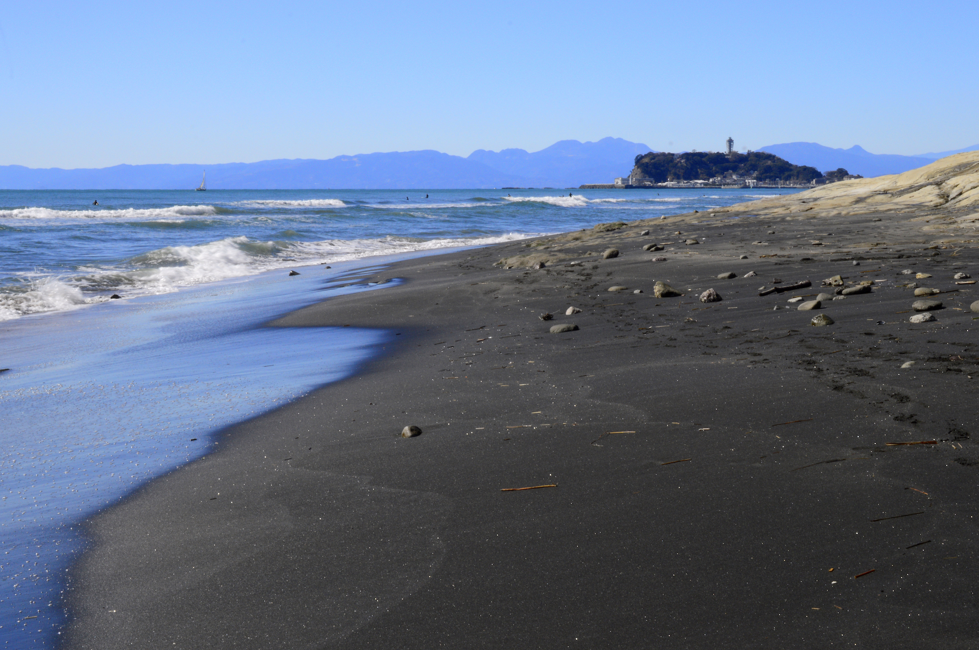 稲村ヶ崎の黒砂海岸 Black Sand Beach, Kamakura, Kanagawa Pref.（神奈川県鎌倉市／2021年撮影）