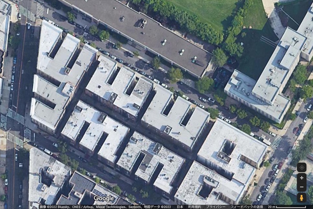 屋根の上が白く塗られたニューヨークの住宅（Googleマップ）