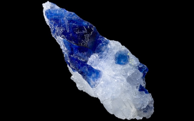 「ジメジメしたところは苦手です」湿気に弱い濃青色の美しい石、岩塩