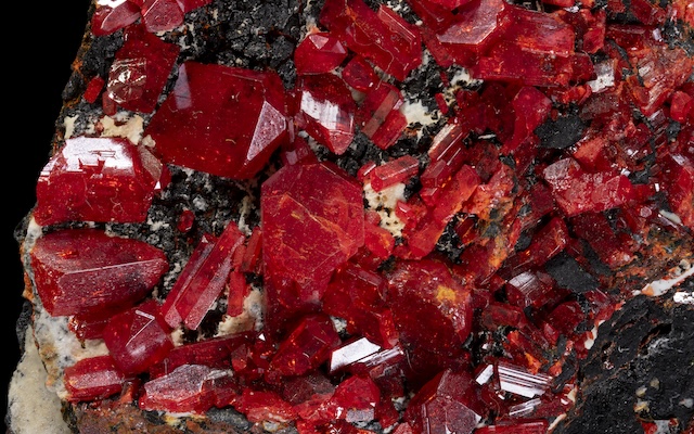 「暗闇の中でしか生きられません」光に当たると砕けてしまう石、鶏冠石