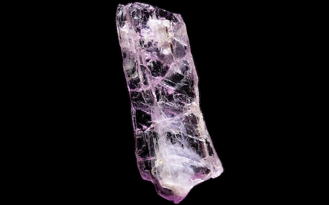 「灰になる儚さ」炎の熱で灰色に変わる宝石、クンツァイト（リチア輝石）