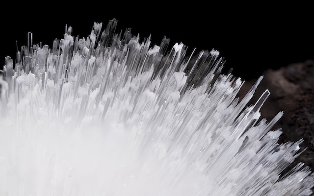 「トゲトゲだけどウニじゃない」まるで繊細なガラス細工。スコレス沸石